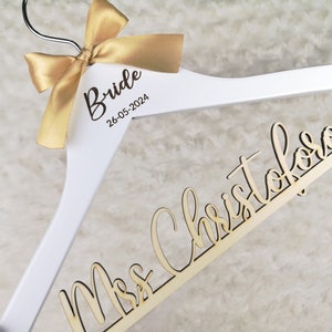 Hochzeitskleid Kleiderbügel, Braut Kleiderbügel, personalisierte Braut Kleiderbügel, Hochzeitskleid Kleiderbügel, Hochzeit Name Kleiderbügel, Brautdusche Aufhänger