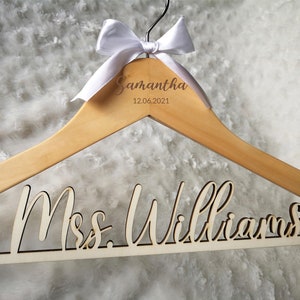 Hochzeitskleid Kleiderbügel, Braut Kleiderbügel, personalisierte Braut Kleiderbügel, Hochzeitskleid Kleiderbügel, Hochzeit Name Kleiderbügel, Brautdusche Aufhänger