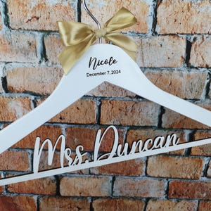 Hochzeitskleid Kleiderbügel, Braut Kleiderbügel, personalisierte Braut Kleiderbügel, Hochzeitskleid Kleiderbügel, Hochzeit Name Kleiderbügel, Brautdusche Aufhänger