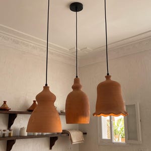 Handgemaakte Marokkaanse terracotta hanglamp | Rustieke Wabi-Sabi kleilamp | Japandi keukeneilandverlichting