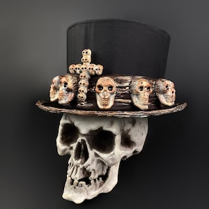 Sacerdote vudú, Santa Muerte masculina con calaveras, Día de los Muertos, Día de los Muertos, Halloween, Calavera de azúcar, Sombrero de copa de Mardi Grass con cruz