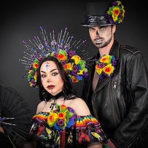 Paar Dia de los Muertos, Santa Muerte-kostuum man en vrouw, Santa Muerte-kroon en hoge hoed voor stel, suikerschedel mannen en vrouwen