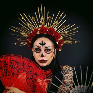 Coroa Met Gala, coroa Sunburst, coroa halo de rosas vermelhas, halo de pontas douradas, faixa de cabeça com pontas, coroa de caveira de açúcar, Frida Kahlo, Burning Man