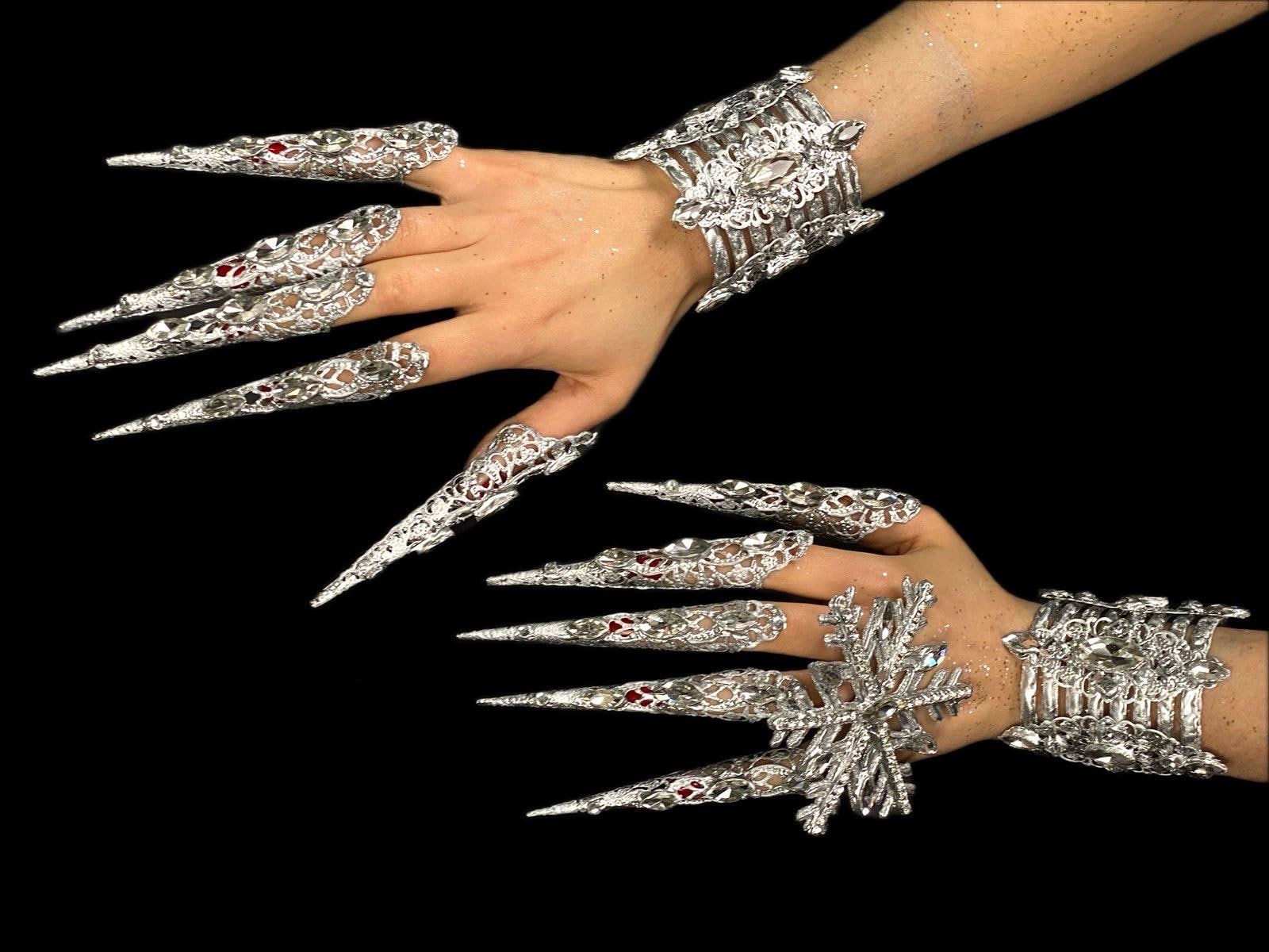 マルディグラのコスチューム、フィリグリーの指爪、シルバーのライン