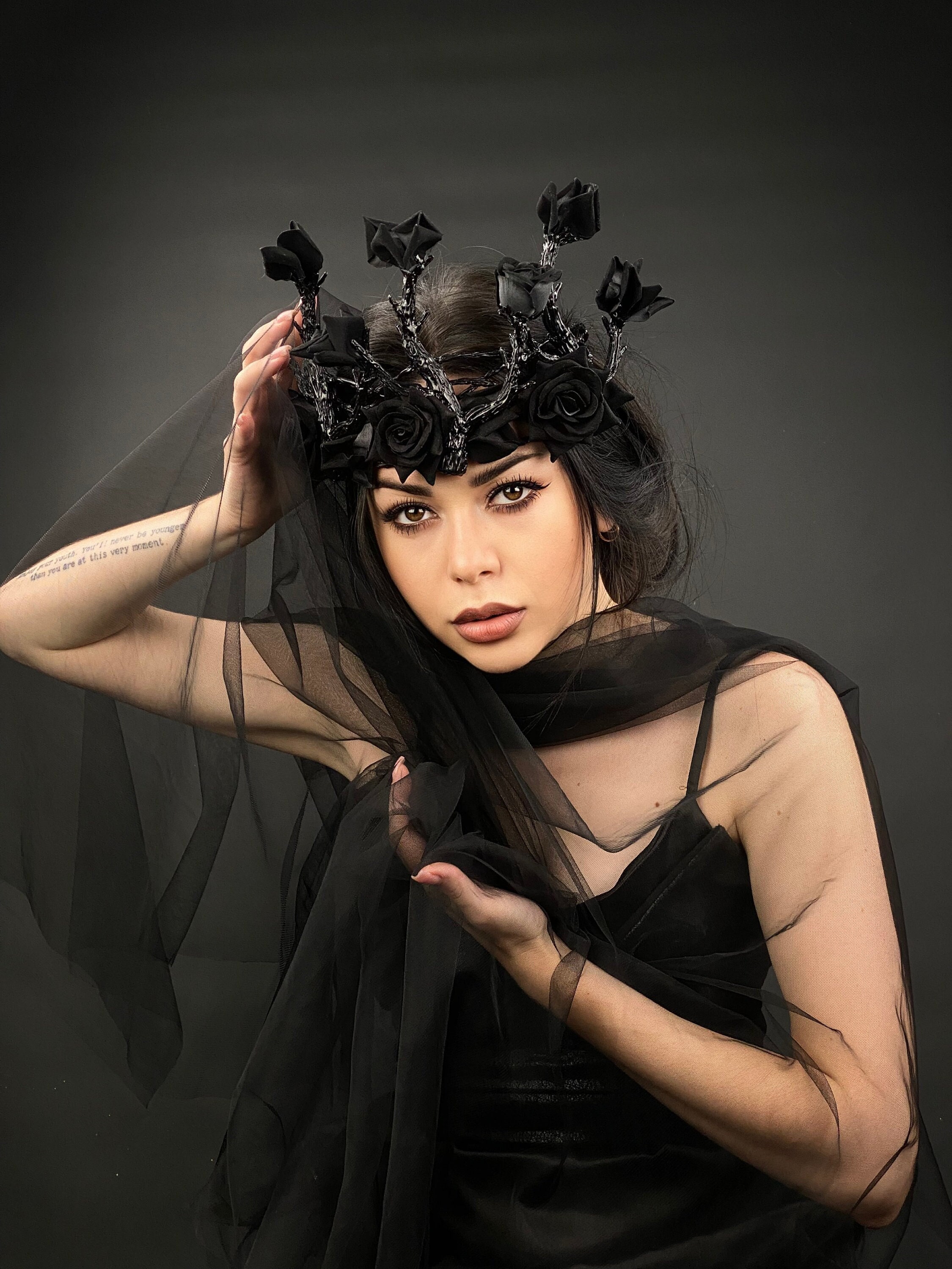 GORTIN Fascia Per Capelli Bohémien Con Piume E Perline, Regolabile, Accessorio Hippie Per Costumi Gitani, Halloween E Feste A Tema, Colore Nero E Verde