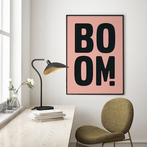 Könnte beinhalten: Ein schwarz-weißes Poster mit dem Wort "BOOM!" in fetten, schwarzen Buchstaben auf einem hellrosa Hintergrund.