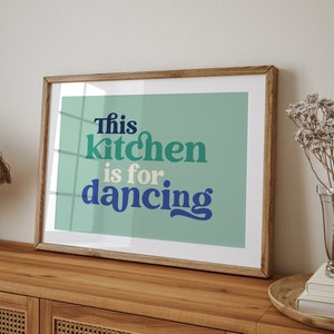 This Kitchen is for Dancing Poster Wanddekoration Skurrile Kunstdruck Wand Kunst Geschenk Typografie Wandkunst Typografie Druck Küchenkunst Bild 4