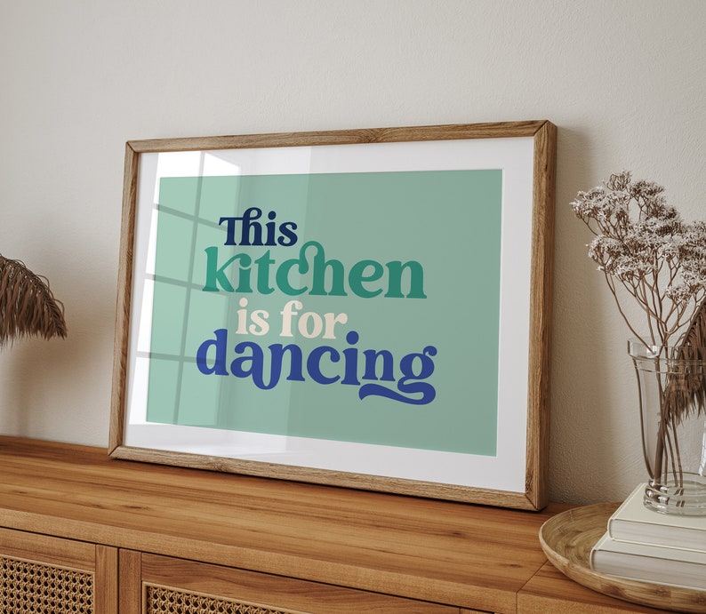 This Kitchen is for Dancing Poster Wanddekoration Skurrile Kunstdruck Wand Kunst Geschenk Typografie Wandkunst Typografie Druck Küchenkunst Bild 4