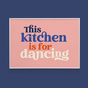 This Kitchen is for Dancing Poster Wanddekoration Skurrile Kunstdruck Wand Kunst Geschenk Typografie Wandkunst Typografie Druck Küchenkunst Rosa