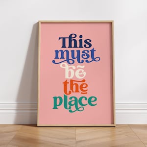 Dit moet de plek zijn Poster | Talking Heads | Retro-afdruk | Kunstcadeau | fotowanddecoratie | Leuke gedurfde kleuren | Home Kleurrijke typografie