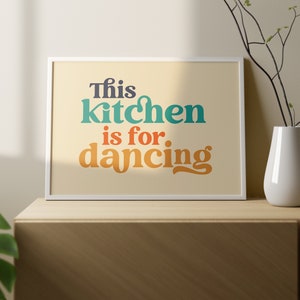 This Kitchen is for Dancing Poster Wanddekoration Skurrile Kunstdruck Wand Kunst Geschenk Typografie Wandkunst Typografie Druck Küchenkunst Bild 3