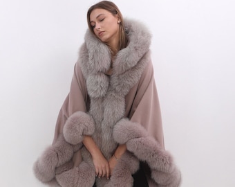 Poncho de cachemira rosa bebé con ribete de piel de zorro