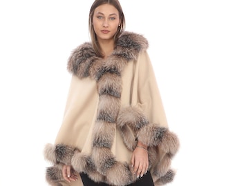 Capa de cachemira beige: ribete de piel de zorro escarchado, poncho de invierno acogedor