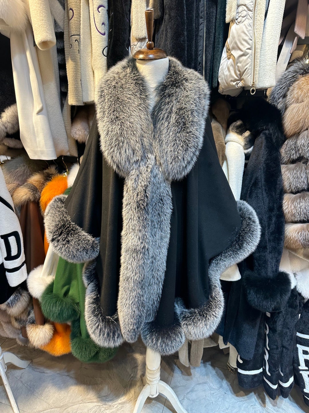 ブラックカシミアケープ：グレーフォックスファートリム、快適な冬用