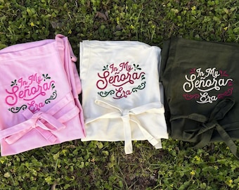 En mi delantal bordado de la era de señora.