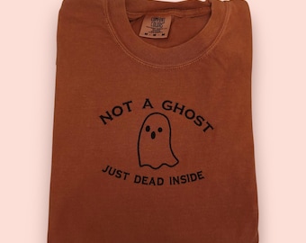 Camiseta unisex bordada en color ñame "Not a Ghost just dead inside" (No es un fantasma, solo un muerto por dentro).
