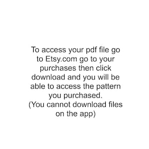 Puede incluir: Instrucciones de texto sobre c&oacute;mo acceder a un archivo PDF comprado en Etsy.com. El texto indica que puede acceder al archivo yendo a sus compras y haciendo clic en descargar. Tambi&eacute;n indica que no puede descargar archivos en la aplicaci&oacute;n.