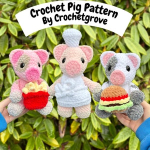 Pode incluir: Três brinquedos amigurumi de porco feitos de crochê. Um porco está usando um chapéu de cozinheiro e segurando uma cesta de batatas fritas. Outro porco está segurando um hambúrguer. O terceiro porco está usando um avental branco.