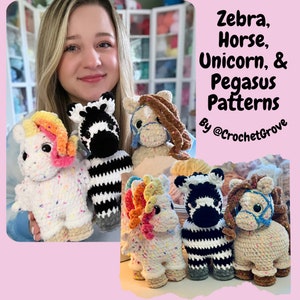 Może przedstawiać: Kobieta trzyma cztery pluszowe zabawki wykonane na szydełku: zebrę, konia, jednorożca i pegazusa. Zwierzęta są wszystkie białe w czarne paski, brązowe, białe z tęczowymi posypkami i białe z tęczowymi posypkami, odpowiednio. Tekst "Zebra, Horse, Unicorn, & Pegasus Patterns By @CrochetGrove" znajduje się w prawym górnym rogu obrazu.