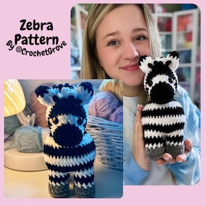 Może przedstawiać: Pluszowa zabawka w kształcie zebry wykonana na szydełku z czarno-białymi paskami. Zabawka jest trzymana przez osobę. Obraz zawiera tekst "Zebra Pattern by @CrochetGrove".