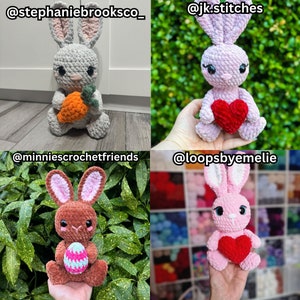 Puede incluir: Cuatro conejos de crochet sosteniendo diferentes objetos. El primer conejo es gris y sostiene una zanahoria. El segundo conejo es lavanda y sostiene un coraz&oacute;n rojo. El tercer conejo es marr&oacute;n y sostiene un huevo de Pascua azul y rosa. El cuarto conejo es rosa y sostiene un coraz&oacute;n rojo.