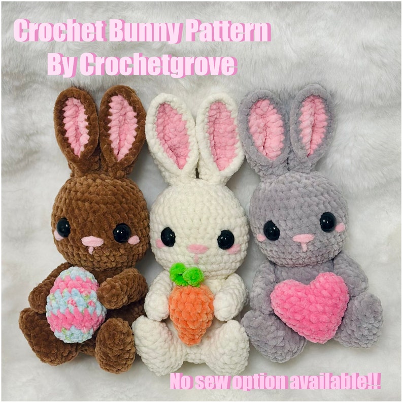 Puede incluir: Tres peluches de conejo de crochet en marr&oacute;n, blanco y gris. El conejo marr&oacute;n sostiene un huevo de Pascua rosa y azul. El conejo blanco sostiene una zanahoria. El conejo gris sostiene un coraz&oacute;n rosa. El texto "Crochet Bunny Pattern By Crochetgrove" est&aacute; en la parte superior de la imagen. El texto "No sew option available!!" est&aacute; en la parte inferior de la imagen.