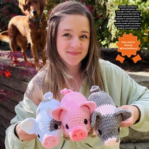 Op de afbeelding: Drie gehaakte dierenkoppen: een wit-grijze koe, een roze varken en een grijs-roze koe. Het varken heeft een roze snuit en oren. De koe heeft zwarte ogen en een witte staart. De tekst op de afbeelding luidt "CROCHET PATTERN BY CROCHETGROVE" en "Only sold on Etsy By @CrochetGrove."