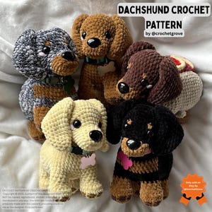 Puede incluir: Seis figuras de perros salchicha de ganchillo en varios colores, incluyendo marrón, negro y crema. Cada perro tiene un collar con una etiqueta. La imagen incluye el texto "DACHSHUND CROCHET PATTERN by @crochetgrove."