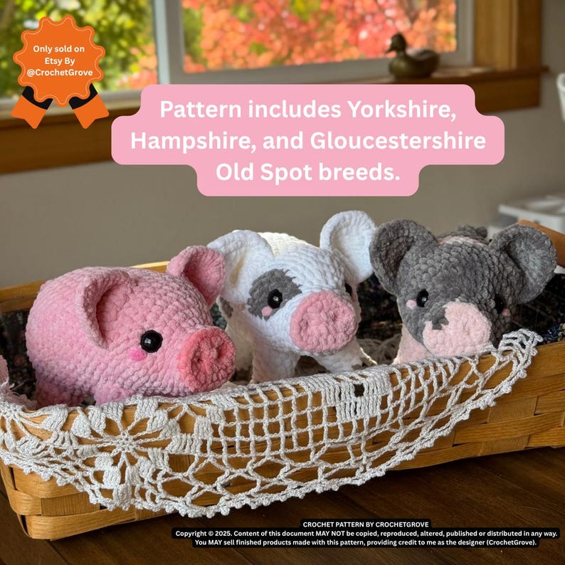 Op de afbeelding: Drie gehaakte varkensbeeldjes in een mand. E&eacute;n is roze, &eacute;&eacute;n is wit met grijze vlekken en de derde is grijs. De mand heeft een witte kanten rand. Tekst op de afbeelding zegt "Pattern includes Yorkshire, Hampshire, and Gloucestershire Old Spot breeds."