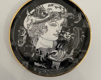 Vintage Holohazi ceramic plate designed by Endre Szasz.