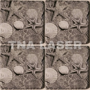 Puede incluir: Juego de cuatro posavasos de piedra gris con un diseño de estrellas de mar, conchas y arena. Los posavasos son cuadrados y tienen un aspecto rústico.