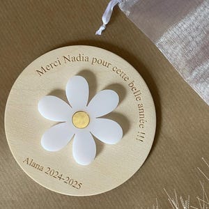Carte aimantée marguerite en bois personnalisée - Cadeau nounou, atsem, maitresse - Cadeau fin d'année