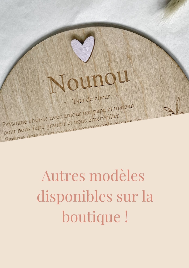Pu&ograve; includere: Un cartello rotondo in legno con il testo "Nounou Tata de coeur" e un cuore rosa. Il testo continua con "Personne choisie avec amour par papa et maman pour nous faire grandir et nous &eacute;merveiller. Femme dot&eacute;e d'un courage remarquable et sans fin". Il cartello ha anche il testo "Autres mod&egrave;les disponibles sur la boutique!"