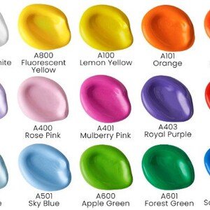 Pu&ograve; includere: Una cartella colori che mostra 16 colori di vernice diversi in piccoli campioni rotondi. I colori sono disposti in tre file di cinque e una fila di uno. I colori includono bianco titanio, giallo fluorescente, giallo limone, arancione, arancione fluorescente, lilla, rosa chiaro, rosa mora, viola reale, rosso rubino, blu artico, blu cielo, verde mela, verde bosco e blu zaffiro. Ogni campione &egrave; etichettato con un nome di colore e un codice.