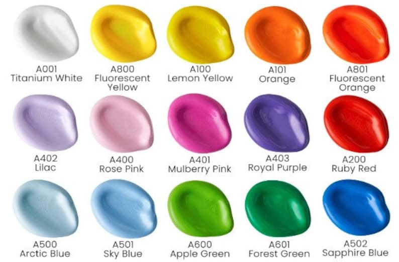 Pu&ograve; includere: Una cartella colori che mostra 16 colori di vernice diversi in piccoli campioni rotondi. I colori sono disposti in tre file di cinque e una fila di uno. I colori includono bianco titanio, giallo fluorescente, giallo limone, arancione, arancione fluorescente, lilla, rosa chiaro, rosa mora, viola reale, rosso rubino, blu artico, blu cielo, verde mela, verde bosco e blu zaffiro. Ogni campione &egrave; etichettato con un nome di colore e un codice.