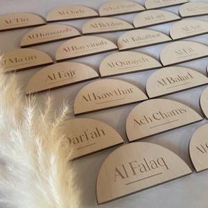 Personalisierte Halbmond-Tischkarte – Magnet oder Pin mit Gästenamen – Hochzeit, Taufe, Geburtstag