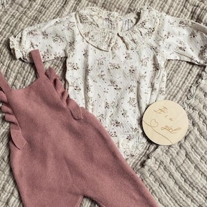 Einzigartige anpassbare Babykarte aus Holzherz / 2 Größen / Blumen / Geburtsgeschenk