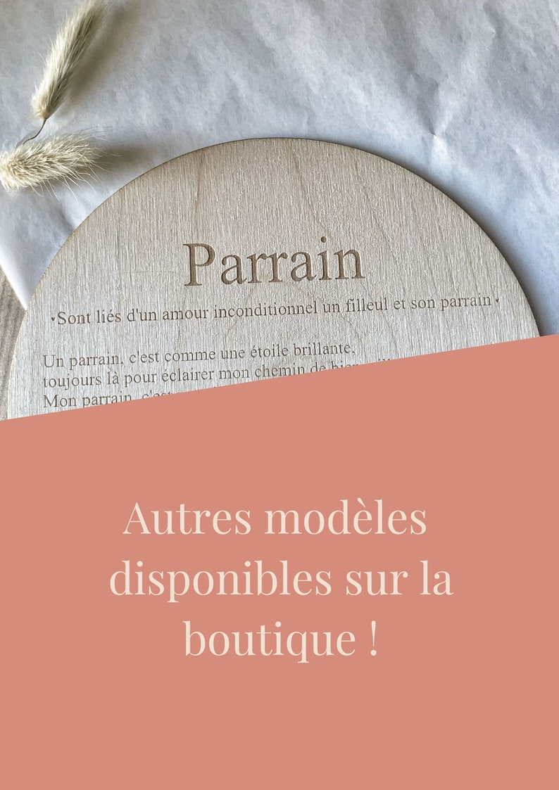 Pu&ograve; includere: Un cartello rotondo in legno con la parola "Parrain" incisa al centro. Il cartello include anche una citazione sull'amore incondizionato tra un padrino e il suo figlioccio. Il testo in basso dice "Autres mod&egrave;les disponibles sur la boutique!"