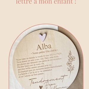 Pu&ograve; includere: Un cerchio di legno con un cuore rosa e il nome "Alba" inciso su di esso. Il testo recita: "La nostra piccola bambina, sei nata il 30 maggio 2023 alle 17:20. Hai dato un senso alle nostre vite. In questa scatola, le foto catturano una parte della tua esistenza. Dal giorno pi&ugrave; bello delle nostre vite, ai migliori anni trascorsi con te. Speriamo che questi momenti durino per sempre. La famiglia &egrave; dove la vita inizia e l'amore non finisce mai."
