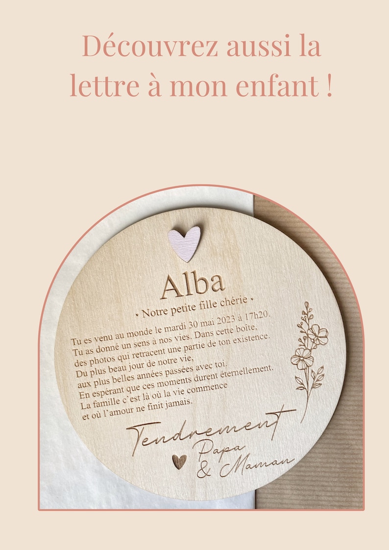Pu&ograve; includere: Un cerchio di legno con un cuore rosa e il nome "Alba" inciso su di esso. Il testo recita: "La nostra piccola bambina, sei nata il 30 maggio 2023 alle 17:20. Hai dato un senso alle nostre vite. In questa scatola, le foto catturano una parte della tua esistenza. Dal giorno pi&ugrave; bello delle nostre vite, ai migliori anni trascorsi con te. Speriamo che questi momenti durino per sempre. La famiglia &egrave; dove la vita inizia e l'amore non finisce mai."