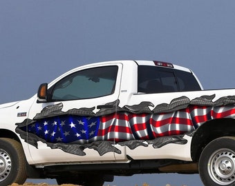 Könnte beinhalten: Ein weißer Pick-up mit einem zerrissenen amerikanischen Flaggen-Design an der Seite. Der LKW steht auf einem Feldweg.
