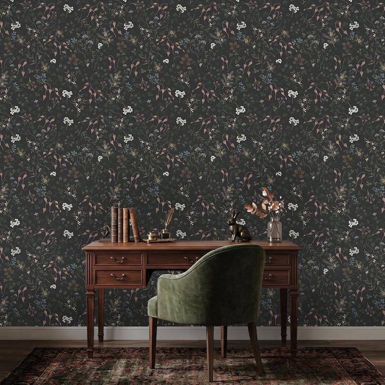 K&ouml;nnte beinhalten: Eine dunkle florale Tapete bedeckt die Wand hinter einem Holzschreibtisch und einem gr&uuml;nen Stuhl. Die Tapete zeigt ein Muster aus kleinen Blumen und Bl&auml;ttern in Wei&szlig;-, Blau- und Braunt&ouml;nen. Eine kleine Hasenstatue und eine Vase mit Blumen stehen auf dem Schreibtisch.