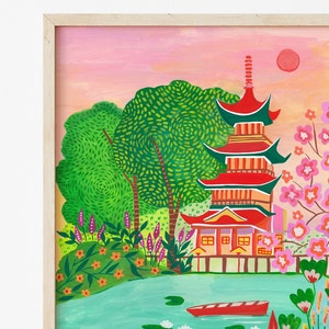 Puede incluir: Una pintura de una pagoda roja con un techo verde, rodeada de &aacute;rboles y flores. Un bote rojo flota en un lago azul en primer plano. El cielo es rosa y naranja.
