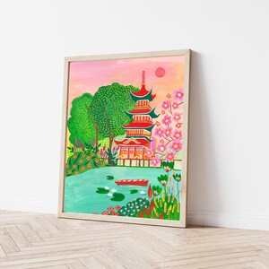 Puede incluir: Una ilustraci&oacute;n enmarcada de una pagoda roja con un techo verde rodeada de &aacute;rboles y flores. La pagoda se encuentra sobre un fondo de cielo de puesta de sol rosa y naranja. Un peque&ntilde;o bote rojo flota en un estanque azul frente a la pagoda.