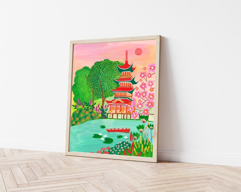 Puede incluir: Una ilustraci&oacute;n enmarcada de una pagoda roja con un techo verde rodeada de &aacute;rboles y flores. La pagoda se encuentra sobre un fondo de cielo de puesta de sol rosa y naranja. Un peque&ntilde;o bote rojo flota en un estanque azul frente a la pagoda.