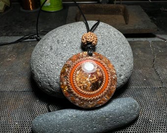 Pendentif en orgonite deuxième chakra (anneau tenseur sacré et coudée d'autonomisation)