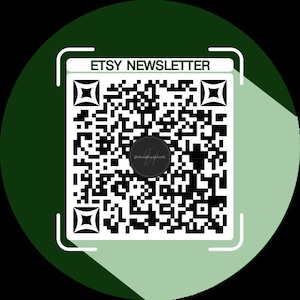 Op de afbeelding: Een groene cirkel met een wit vierkant in het midden. Het vierkant bevat een zwart-witte QR-code met de tekst "ETSY NEWSLETTER" erboven.