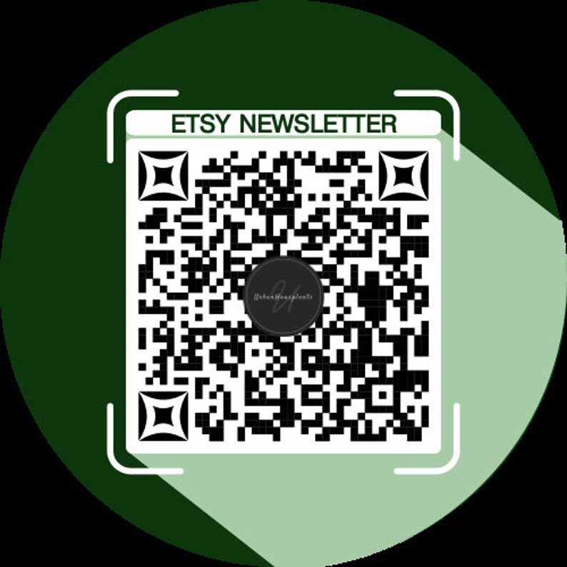 Op de afbeelding: Een groene cirkel met een wit vierkant in het midden. Het vierkant bevat een zwart-witte QR-code met de tekst "ETSY NEWSLETTER" erboven.
