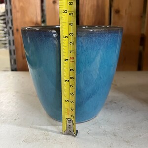 Op de afbeelding: Een blauwe keramische pot met een donkergrijze rand. De pot is 10 cm hoog.