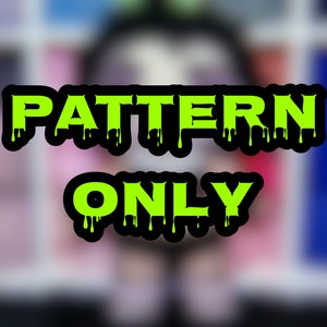 Puede incluir: Un diseño gráfico que presenta el texto PATTERN ONLY en un color verde lima brillante. Las letras tienen un efecto de goteo similar a un líquido en los bordes inferiores y están delineadas con un borde negro grueso sobre un fondo borroso.